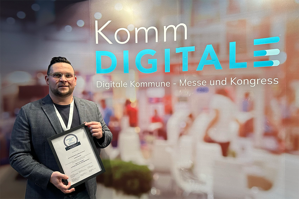 Bild von Stefan Mietz vom Team Kommunal, der den Digital Award entgegennimmt