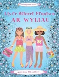 Cover: Llyfr Sticeri Ffasiwn - Ar Wyliau - Gomer Press