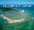 Cover: Im Flug &uuml;ber die deutsche Ostseek&uuml;ste - Hinstorff