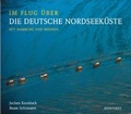 Cover: Im Flug &uuml;ber die deutsche Nordseek&uuml;ste - Hinstorff