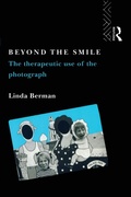 Bild: Beyond the Smile: The Therapeutic Use of the Photograph - Routledge