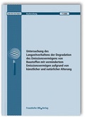 Cover: Untersuchung des Langzeitverhaltens der Degradation des Emissionsverm&ouml;gens von Baustoffen mit vermindertem Emissionsverm&ouml;gen aufgrund von k&uuml;nstlicher und nat&uuml;rlicher Alterung. Abschlussbericht. - Fraunhofer IRB Verlag