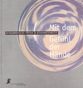 Cover: Mit dem Gef&uuml;hl der H&auml;nde - &Ouml;sterreichisches Museum f&uuml;r Volkskunde