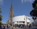 Cover: Bauen, wie Josephine Baker tanzt - Stadthaus Ulm