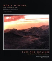 Abbildung von: Mor a Mynydd - Eryri a'r Glannau o'r Awyr / Surf and Skylines - Snowdo Nia and Its Shores from the Sky - Gwasg Carreg Gwalch