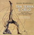 Cover: Tra terra e cielo. Risvegliare la colonna vertebrale con lo yoga - Edizioni mediterranee