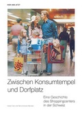 Cover: Zwischen Konsumtempel und Dorfplatz - Hier und Jetzt