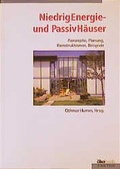 Cover: NiedrigEnergieH&auml;user und Passivh&auml;user - &ouml;kobuch Verlag