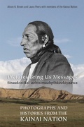 Cover: Pictures Bring Us Messages / Sinaakssiiksi Aohtsimaahpihkookiyaawa - University of Toronto Press