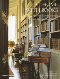 Abbildung von: At Home with Books - Thames & Hudson Ltd