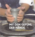 Cover: Mit dem Gef&uuml;hl der H&auml;nde - &Ouml;sterreichisches Museum f&uuml;r Volkskunde