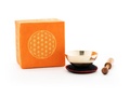 Cover: Mini-Klangschale mit zartem Klang - die Geschenk Idee f&uuml;r kleine und gro&szlig;e Klangschalen Fans! Verpackt ist die gegossene Schale in einer Box aus orangefarbenem handgesch&ouml;pften Naturpapier mit Brokatstoff und dem Aufdruck 'Blume des Lebens'. Inkl. Zubeh&ouml;r. - Klangschalen-Center GmbH