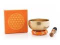 Cover: Geschmiedete Meditations-Klangschale mit gravierter 'Blume des Lebens' und einem warmen lang anhaltenden Klang. Verpackt in einer orangefarbenen Geschenk-Box aus handgesch&ouml;pftem nepalesischen Naturpapier mit Stoffbesatz. Inklusive Kl&ouml;ppel und Ring. - Klangschalen-Center GmbH