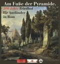 Cover: Am Fu&szlig;e der Pyramide. 300 Jahre Friedhof f&uuml;r Ausl&auml;nder in Rom - Arbeitskreis selbst&auml;ndiger Kultur-Inst.