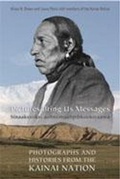 Cover: Pictures Bring Us Messages / Sinaakssiiksi Aohtsimaahpihkookiyaawa - University of Toronto Press