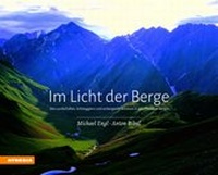 Abbildung von: Im Licht der Berge - Athesia-Tappeiner Verlag