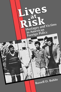 Abbildung von: Lives at Risk - Rowman & Littlefield Publishers