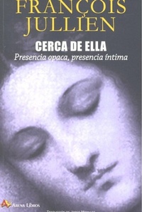 Bild: Cerca de ella : presencia opaca, presencia íntima - ARENA LIBROS