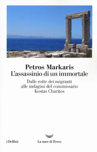 Abbildung von: L' assassinio di un immortale. Dalle rotte dei migranti alle indagini del commissario Charitos - I delfini;La nave di Teseo