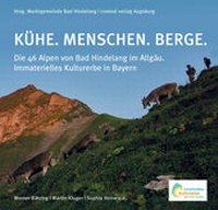 Abbildung von: KÜHE. MENSCHEN. BERGE. - context verlag Augsburg