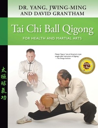 Abbildung von: Tai Chi Ball Qigong - YMAA Publication Center