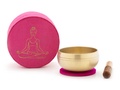 Cover: Gegossene Klangschale mit hellerem Klang in einer farbenfrohen Geschenk-Box in Pink aus handgesch&ouml;pftem nepalesischen Naturpapier mit Aufdruck und Inspirationsspruch zum Thema 'Yoga'. Inklusive Kl&ouml;ppel und Filzpad zum Aufstellen der Klangschale. - Klangschalen-Center GmbH