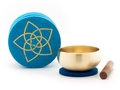 Cover: Gegossene Meditations-Klangschale mit hellerem Klang in einer farbenfrohen Geschenk-Box in Petrol aus handgesch&ouml;pftem nepalesischen Naturpapier mit Aufdruck und Inspirationsspruch zum Thema 'Achtsamkeit'. Inklusive Zubeh&ouml;r. - Klangschalen-Center GmbH