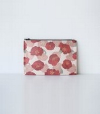 Abbildung von: Hanji-Papiertasche Federmäppchen Kosmetiktasche - Rot/Kamelie - aus traditionellem Hanji-Papier - Bookchair