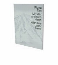 Abbildung von: Fiona Tan: Mit der anderen Hand / With the other hand - Snoeck
