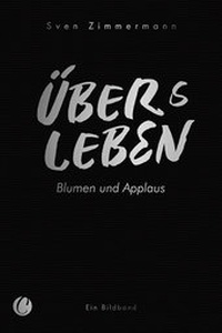 Abbildung von: Überleben - Übers Leben. Blumen und Applaus - CharlesVerlag
