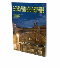 Abbildung von: Katharina Sieverding: Fotografien Projektionen Installation 2021-1966 - Snoeck
