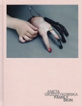 Cover: Aneta Grzeszykowska - Family Skin - O&Ouml; Landes-Kultur GmbH