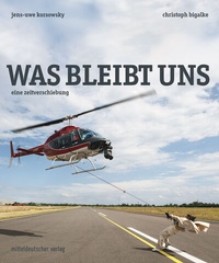 Abbildung von: Was bleibt uns. Eine Zeitverschiebung - Mitteldeutscher Verlag