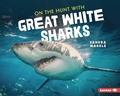 Cover: On the Hunt with Great White Sharks - Lerner Publications Co ,U.S.