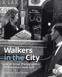 Abbildung von: Walkers in the City - Three Hills