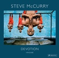 Cover: Steve McCurry: Devotion. Hingabe. 150 Farbfotografien zeigen die vielen Gesichter eines universellen Gef&uuml;hls - Prestel