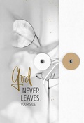 Cover: Notizbuch mit Knopf - God never leaves your side - SCM