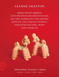 Abbildung von: Bedeutende Objekte und persönliche Besitzstücke aus der Sammlung von Lenore Doolan und Harold Morris, darunter Bücher, Mode und Schmuck - Aufbau