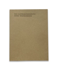 Abbildung von: Das Schwarzweissfoto eines Weinkorkens - KANN-Verlag