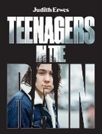 Abbildung von: Teenagers in the Rain - Erwes Bower