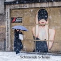 Cover: Sch&uuml;tzende Schirme - Streetfotografie bei Regen und Schnee - epubli
