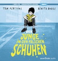 Cover: Der Junge in den falschen Schuhen - Argon Sauerl&auml;nder Audio