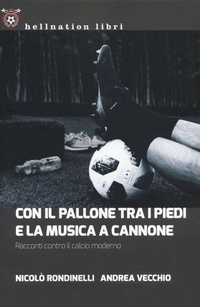 Abbildung von: Con il pallone tra i piedi e la musica a cannone. Racconti contro il calcio moderno - Hellnation Libri;Red Star Press