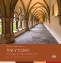 Cover: Atemholen im Kreuzgang der Abtei St. Matthias. Ein spirituelles Bilderbuch - EOS Verlag