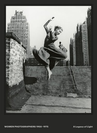 Abbildung von: Women Photographers 1900 - 1975 - Hatje Cantz Verlag
