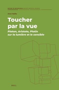 Cover: Toucher par la vue : Platon, Aristote, Plotin sur la lumiere et le sensible - Brill